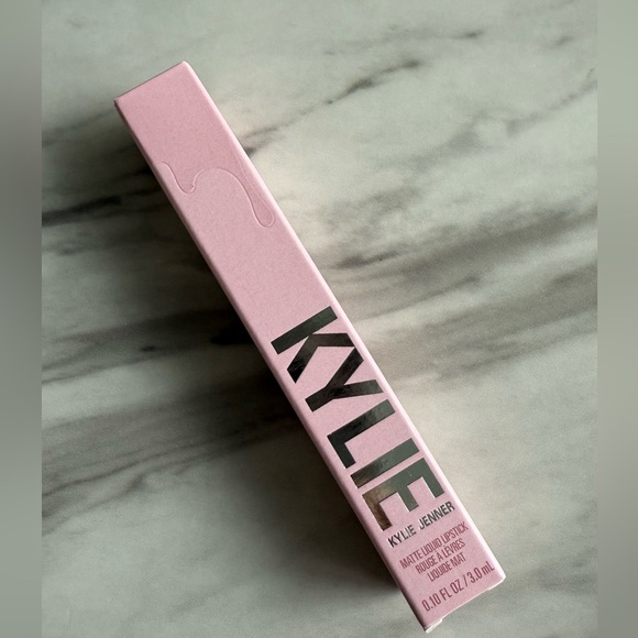 Kylie Cosmetics Matte Liquid Lipstick - 820 Another Day, Another Nude Matte - Picture 4 of 7